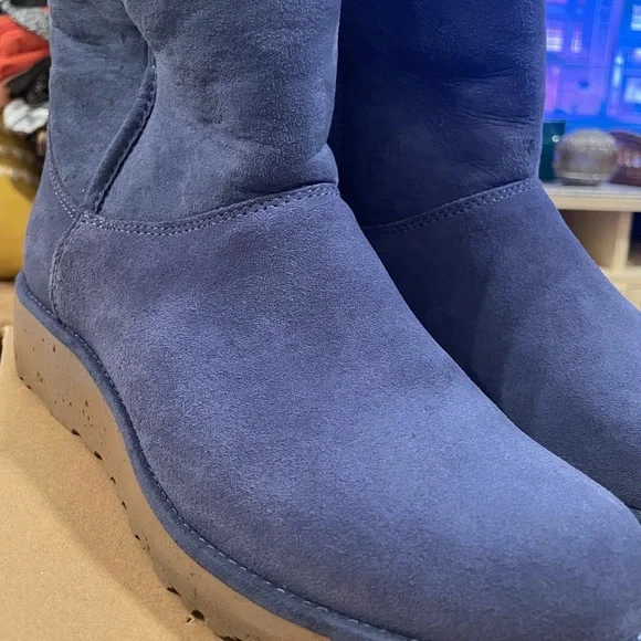 UGG boots with slight heel - Picture 2 of 6